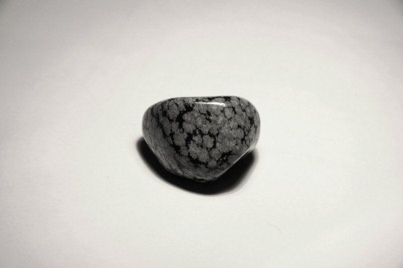 Энергия камней № 61 Снежный обсидиан (окатанный камень) фото, обсуждение